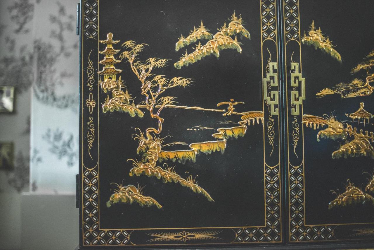 Jeakes House Acomodação com café da manhã Rye Exterior foto Detail of a lacquerware cabinet