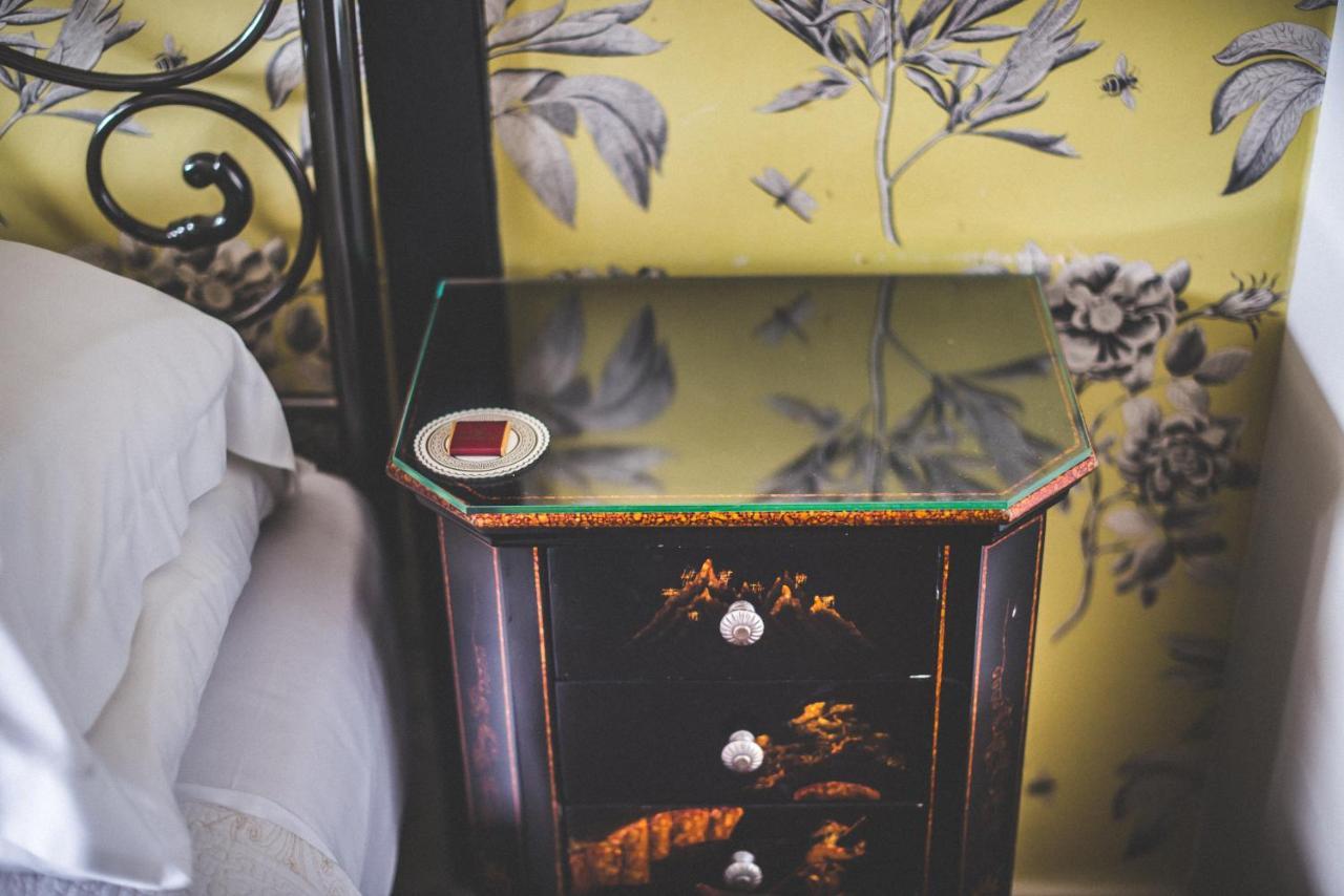 Jeakes House Acomodação com café da manhã Rye Exterior foto A bedside table