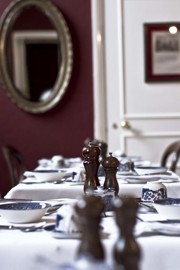 Jeakes House Acomodação com café da manhã Rye Exterior foto Salt and pepper shakers on a restaurant table
